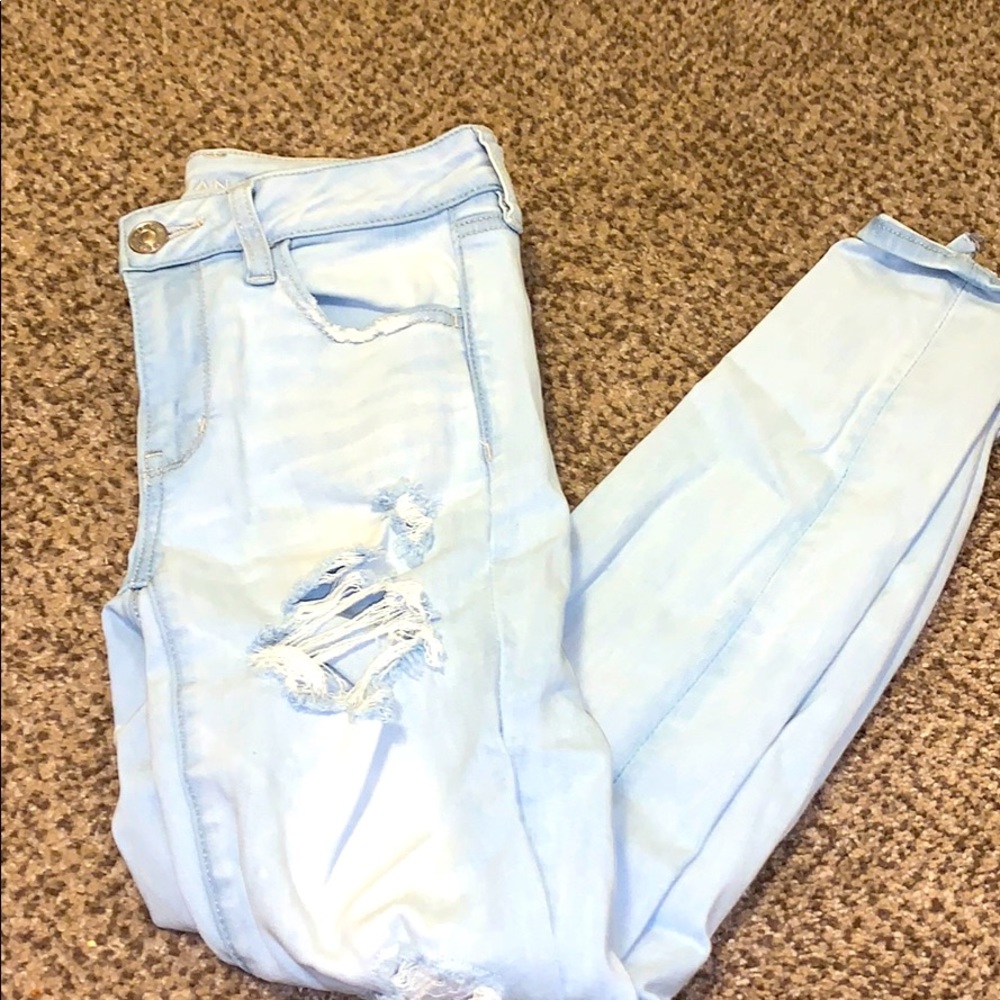 American eagle distressed/ ripped light wash jeans